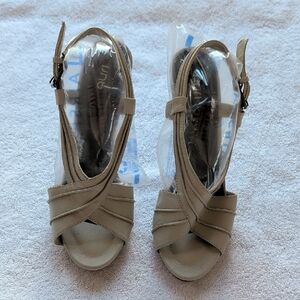 Auri leather high heel strappy sandals bone color (NWOT sz 8)